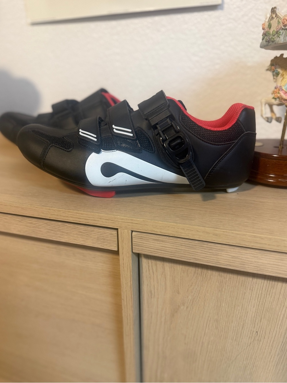 Peloton Cycling Shoes Unisex EU 44 US 10.5 Black White Red Cleats